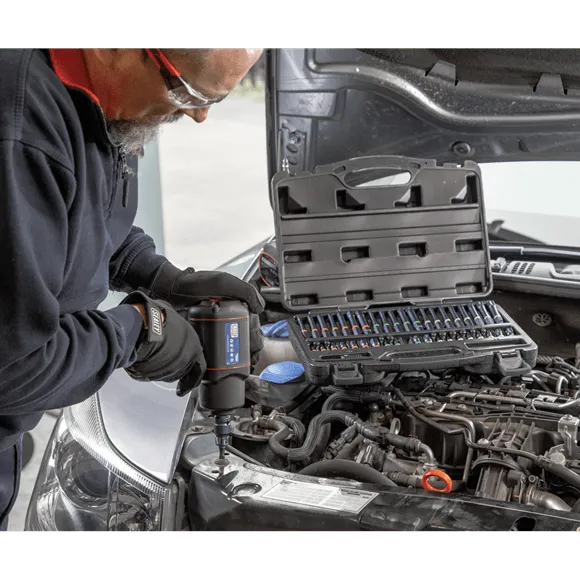 AK21901_ACT_IN_ENGINE_BAY_PIC2_DFC0911620