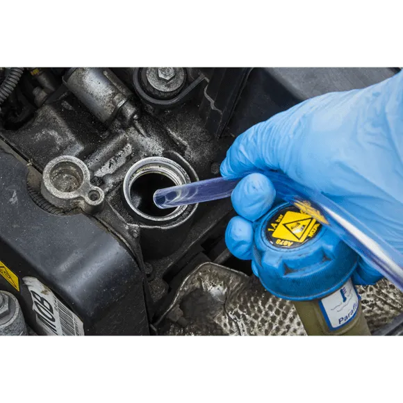 AK54_ACT_INSERTING_HOSE_DFC1433708
