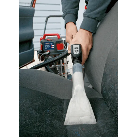 VMA915_ACT_CLEANING_CAR_SEAT_DFC1401596